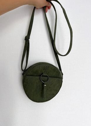 Оливкова кругла сумочка з довгим ремінцем зелена сумочка на плече enrico benetti  крос боді оливкова кругла крос-боді1 фото