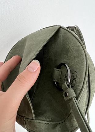 Оливкова кругла сумочка з довгим ремінцем зелена сумочка на плече enrico benetti  крос боді оливкова кругла крос-боді3 фото