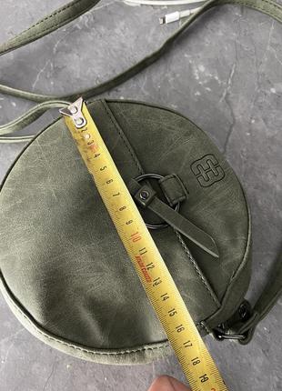 Оливкова кругла сумочка з довгим ремінцем зелена сумочка на плече enrico benetti  крос боді оливкова кругла крос-боді6 фото