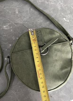 Оливкова кругла сумочка з довгим ремінцем зелена сумочка на плече enrico benetti  крос боді оливкова кругла крос-боді5 фото