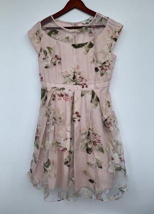 Нежное розовое платье с цветочным принтом