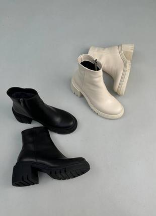 Молочні й чорні черевики8 фото
