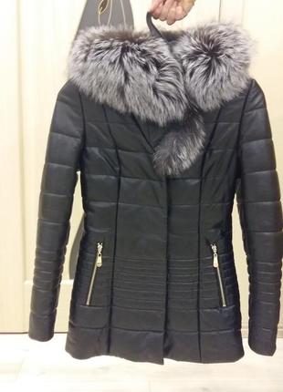 Шикарная куртка на утеплителе с очень красивым мехом чернобурки1 фото