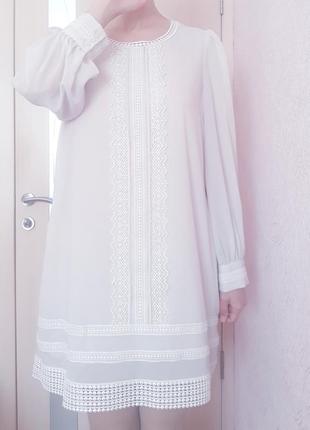 Платье молочно-белое с кружевом по подолу