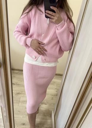 Базовий трикотажний костюм з юбкою рубчик вʼязаний комплект кардиган і спидниця zara hm mango massimo dutti рожевий карандаш міді для вагітних