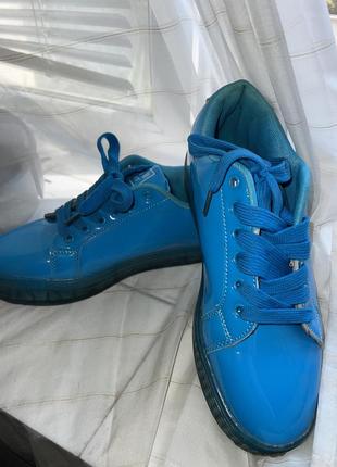 Кросівки фірмові 39р