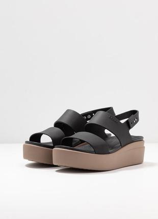 Босоножки crocs aper brooklyn low wedge (w8/24см)