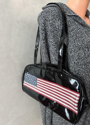 Лаковая удобная сумка (есть нюанс)