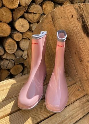 Женские резиновые сапоги в розовом цвете