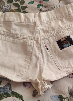 Белые джинсовые шорты на худи девушке2 фото