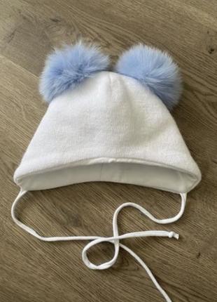 Шапочка на флісі з блакитними бомбонами