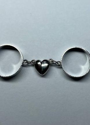 Набор двух колец на магните сердце под серебро парные кольца кольца серебристой сердечки3 фото
