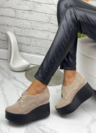 Стильні натуральні замшеві туфлі бежевого кольору на платформі, жіночі туфлі на шнурівці
