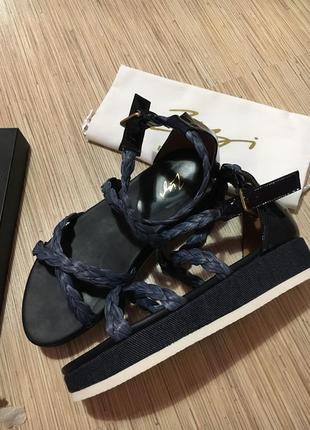 Шикарні босоніжки zizi by florsheim