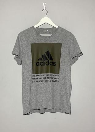 Футболка adidas с логотипом на груди