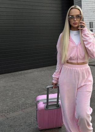 Розовый костюм женский