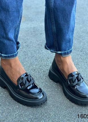 Стильні натуральні лакові лофери чорного кольору, жіночі комфортні туфлі з декором