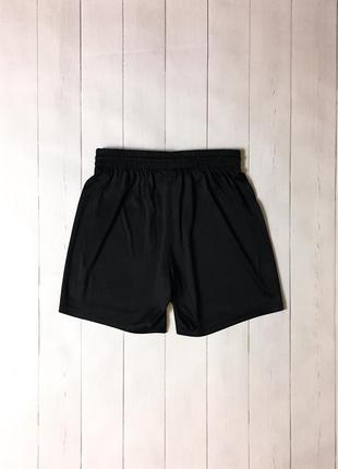 Мужские черные спортивные футбольные шорты umbro умбро. размер xs s