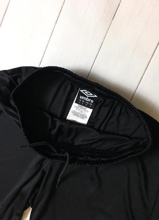 Мужские черные спортивные футбольные шорты umbro умбро. размер xs s