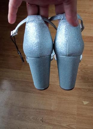 Шикарные серебряные туфли, босоножки10 фото