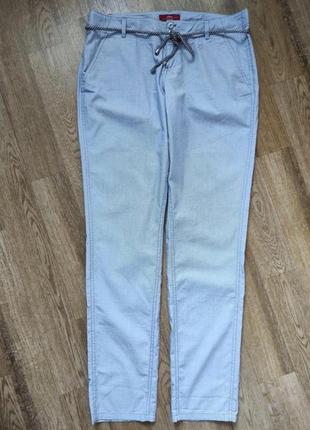 Натуральные голубые чиносы прямые хлопковые брюки с карманами и декоративным поясом от s.oliver3 фото