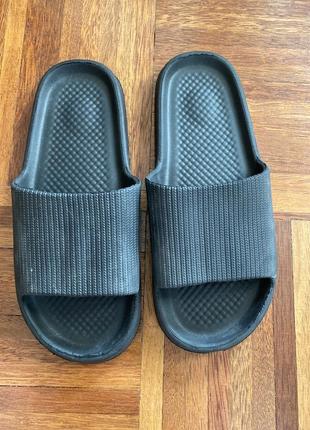 Нові легкі шльопанці з піни