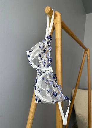 Нежный комплект женского белья: бюст и трусики, из сеточки, с цветочной вышивкой2 фото