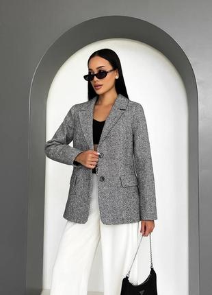 Женский модный удлиненный пиджак с идеальной посадкой на пуговицах цвет серый3 фото