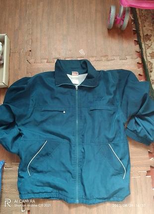 Синяя спортивная куртка
