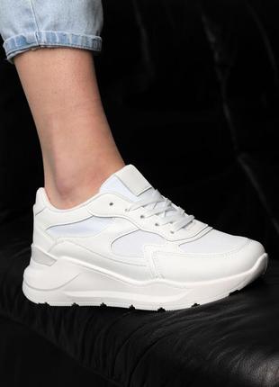 Елегантні жіночі кросівки білі