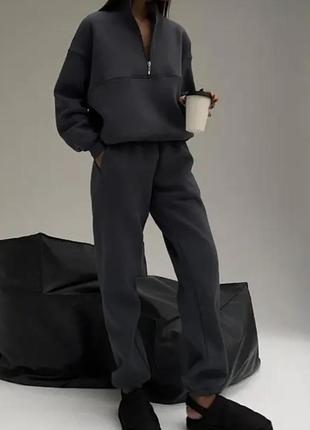 Женский молодежный костюм на флисе с кофтой на молнии и джоггерами (мокко, черный, графит)8 фото