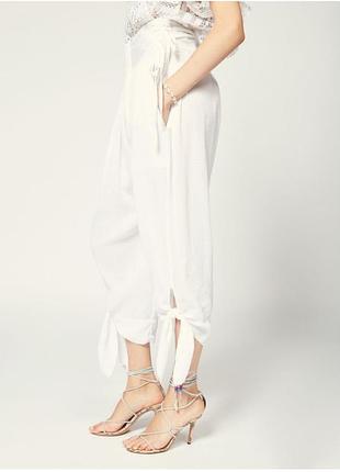 Укороченные брюки от бренда boohoo.