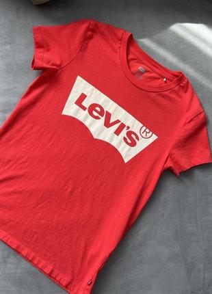 Женская футболка levi’s красная