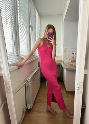 Трикотажное розовое платье с разрезом1 фото