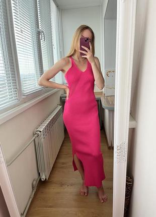 Трикотажное розовое платье с разрезом2 фото