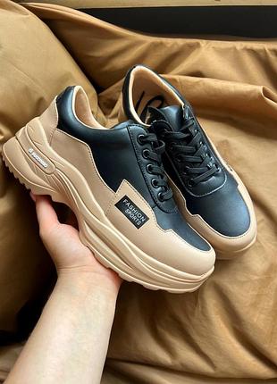 Кросівки жіночі