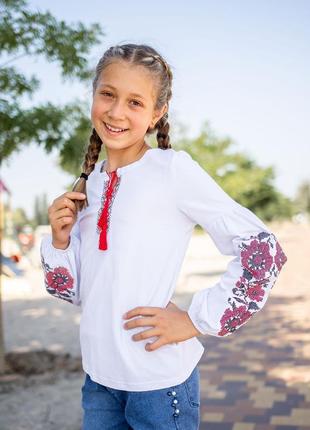 Белая вышиванка для девочки подростковая с маками, вышитая рубашка трикотажная с цветами, блуза с вышивкой, блузка нарядная с орнаментом1 фото