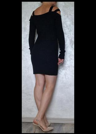 Черное плетеное платье в рубчик с открытыми плечиками3 фото