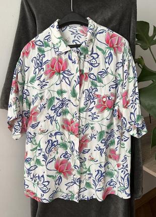 Біла сорочка у квітковий принт