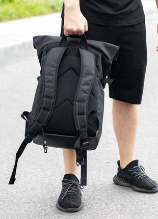 Качественный городской рюкзак roll top черный тканевой с отделением для ноутбука на 20-25 литров рол5 фото