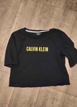 Стильная молодежная женская футболка calvin klein.