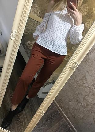 Коричневые брюки с карманами