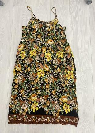 Легкий сарафан в цветочный принт.