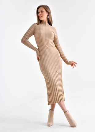 Приталена сукня в довжині міді в широку рельєфну смужку