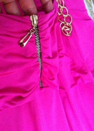 Офигенное эффектное длинное яркое малиновое фуксия платье в пол с открытой спиной и цепями м4 фото