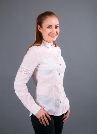 Нежная блузка с кружевом на спине и рукавах  подчеркивает фигуру1 фото