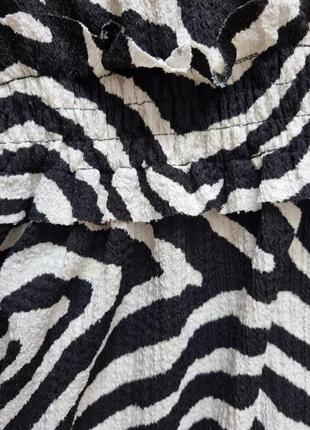 Платье миди reserved из жатой ткани в принт зебра.5 фото