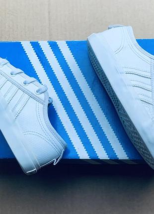 Кроссовки с перфорацией белые на шнурках (унисекс) adidas nizza (оригинал)