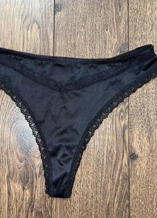 Стильные черные гладкие трусики стринги с кружевом wonderbra м