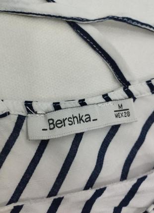 Майка топ в полоску с бусами из ткани паетки белый черный на бретельках bershka4 фото